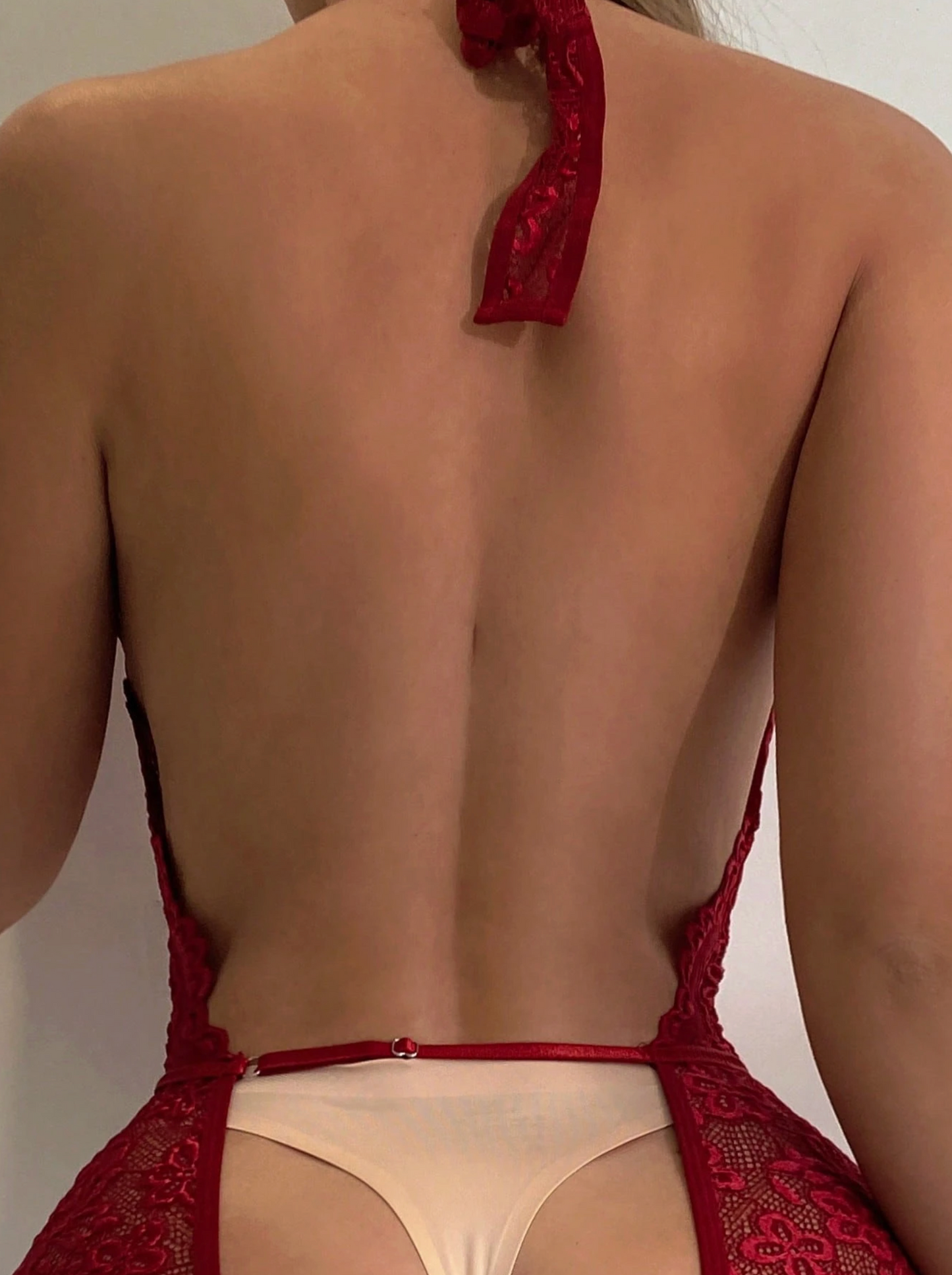 BODY ROJO DE ENCAJE CON ESCOTE PROFUNDO Y ABERTURA ÍNTIMA – LENCERÍA SENSUAL CON CUELLO HALTER