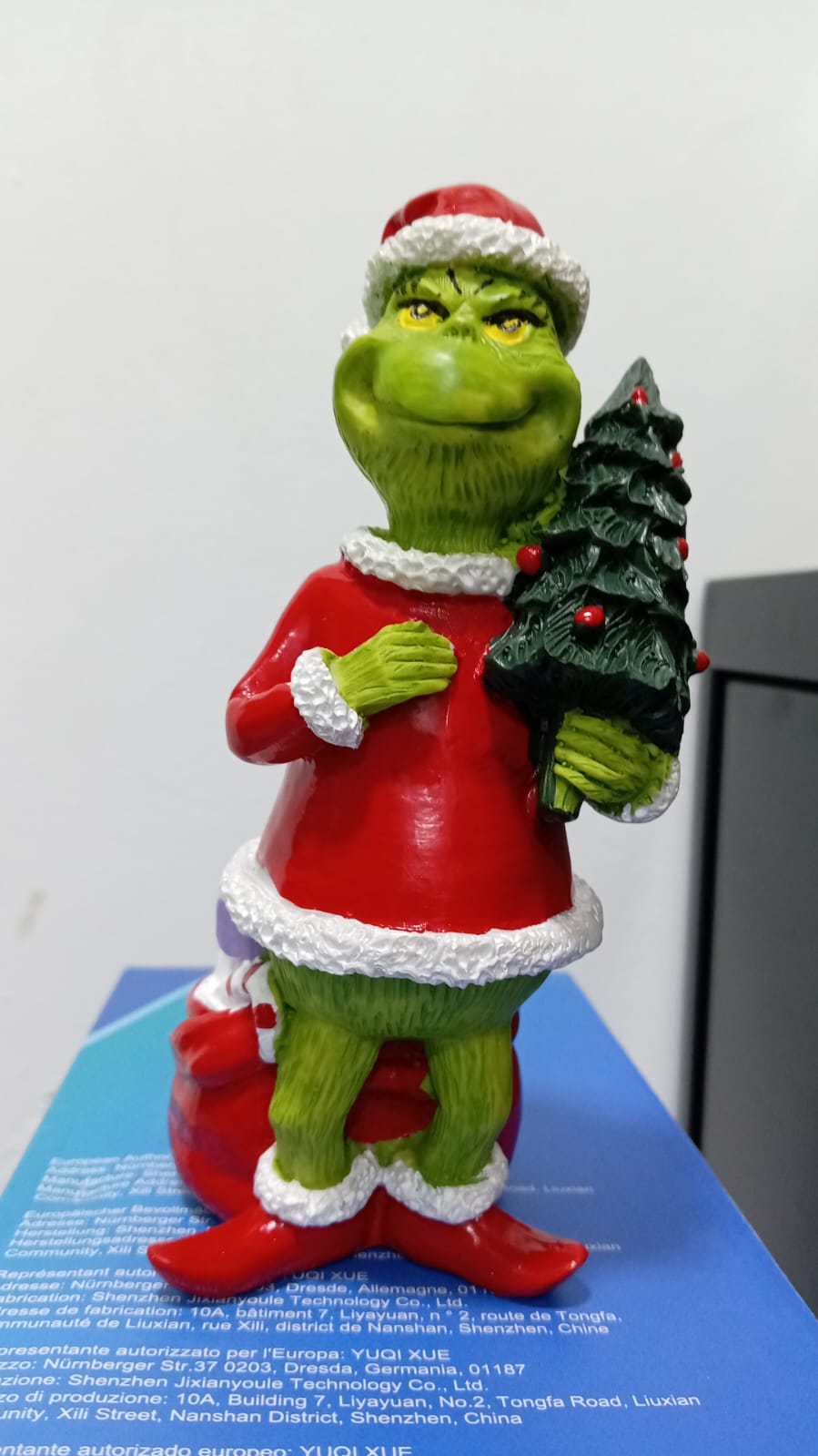 🎄 FIGURA DECORATIVA DEL GRINCH CON ÁRBOL Y REGALOS