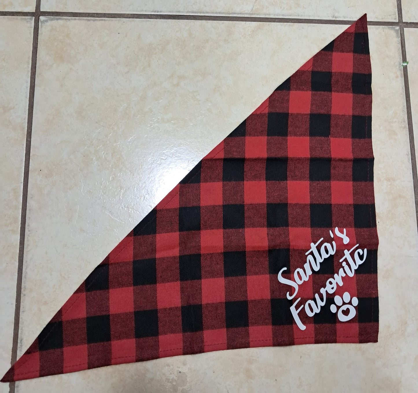 🐾 BANDANA NAVIDEÑA “SANTA’S FAVORITE” – CUADROS ROJO Y NEGRO