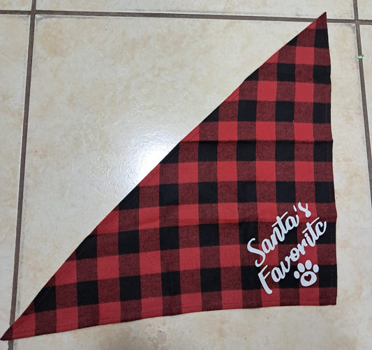 🐾 BANDANA NAVIDEÑA “SANTA’S FAVORITE” – CUADROS ROJO Y NEGRO