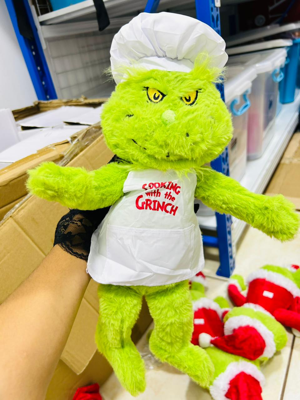 🎄 PELUCHE DEL GRINCH – EDICIÓN NAVIDEÑA Y COCINERO