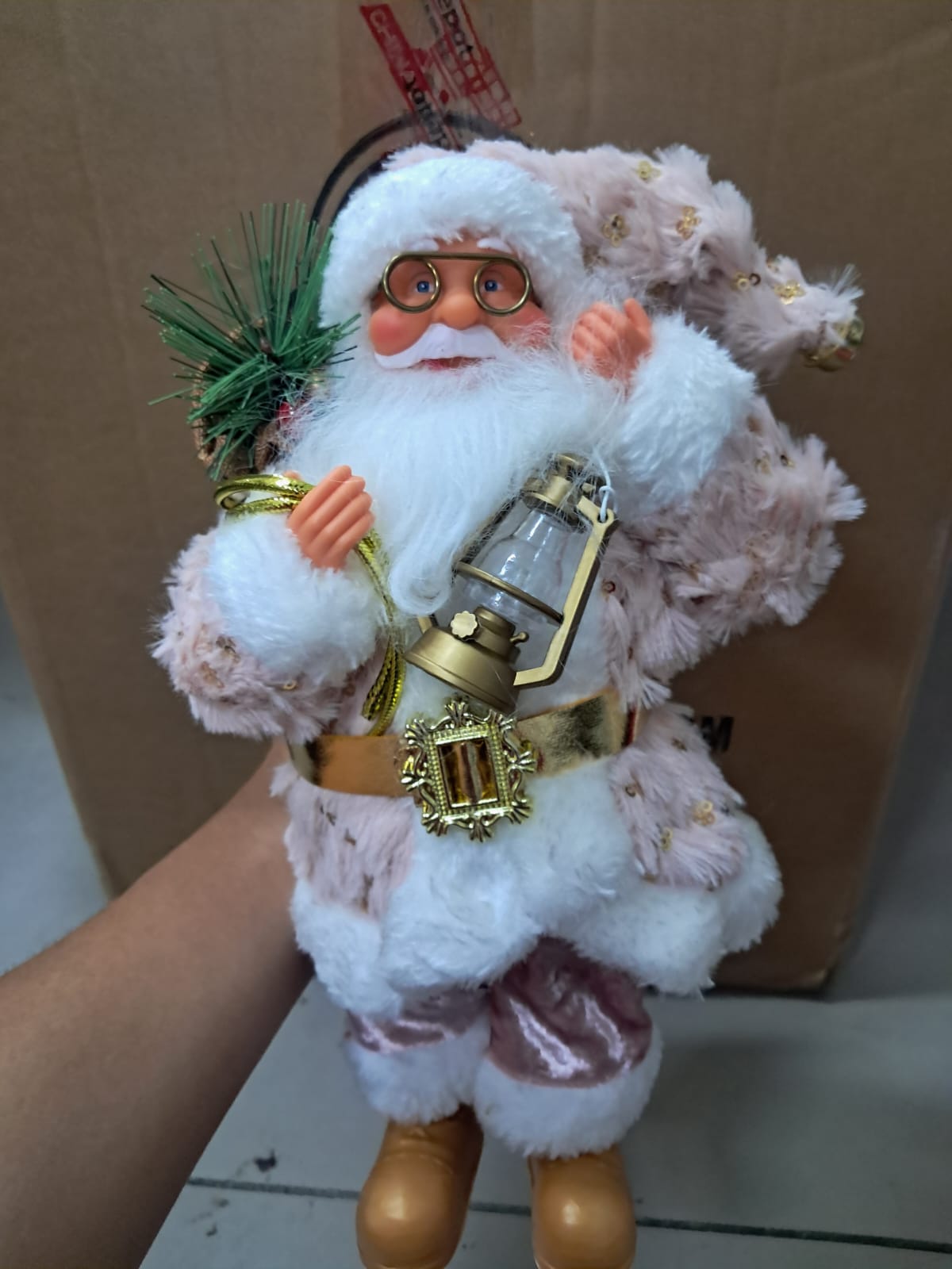 ✨🎅 SANTA CLAUS ROSA CON FAROL – FIGURA NAVIDEÑA DE LUJO