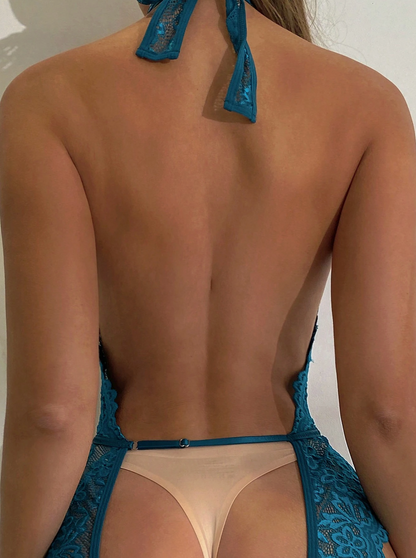 BODY AZUL DE ENCAJE CON CUELLO HALTER Y ABERTURA FRONTAL – LENCERÍA SEXY CON DETALLE DE LAZO