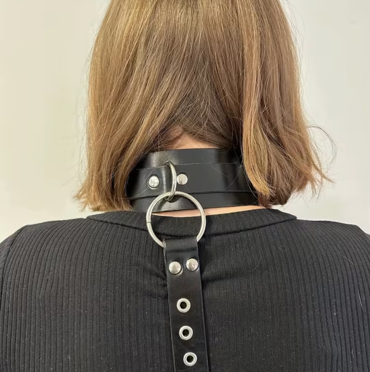 ARNÉS DE CUELLO Y MUÑECAS AJUSTABLE CON ESPOSA DOBLE – SISTEMA DE RESTRICCIÓN ERÓTICA NEGRO
