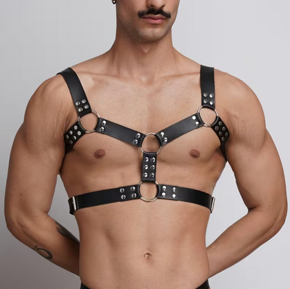 ARNÉS CORPORAL MASCULINO AJUSTABLE CON ANILLOS METÁLICOS – HARNESS ESTILO BDSM NEGRO