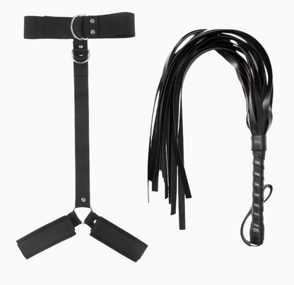 SET ARNÉS DE CUELLO CON ESPOSAS TRASERAS + LÁTIGO BDSM AJUSTABLE
