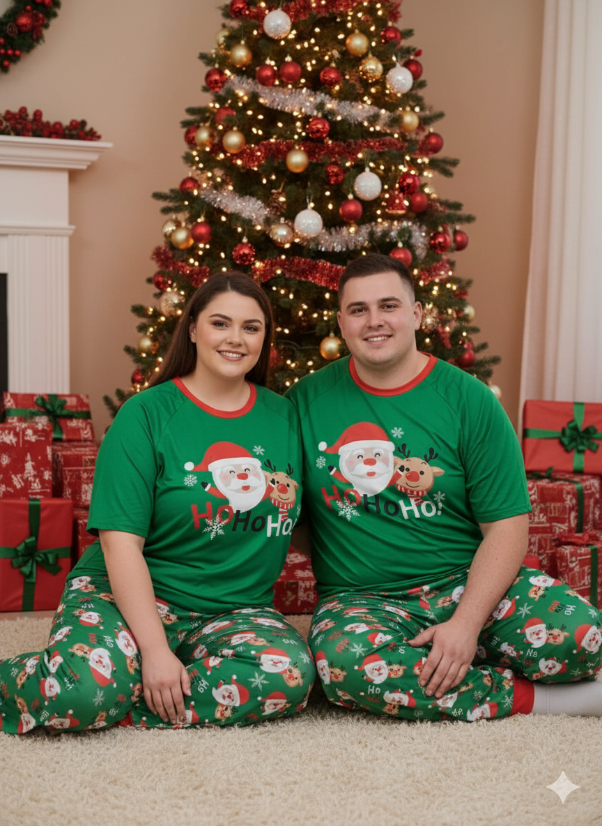 PIJAMA NAVIDEÑA VERDE “HO HO HO” CON SANTA Y RENO – AMALILI 2024