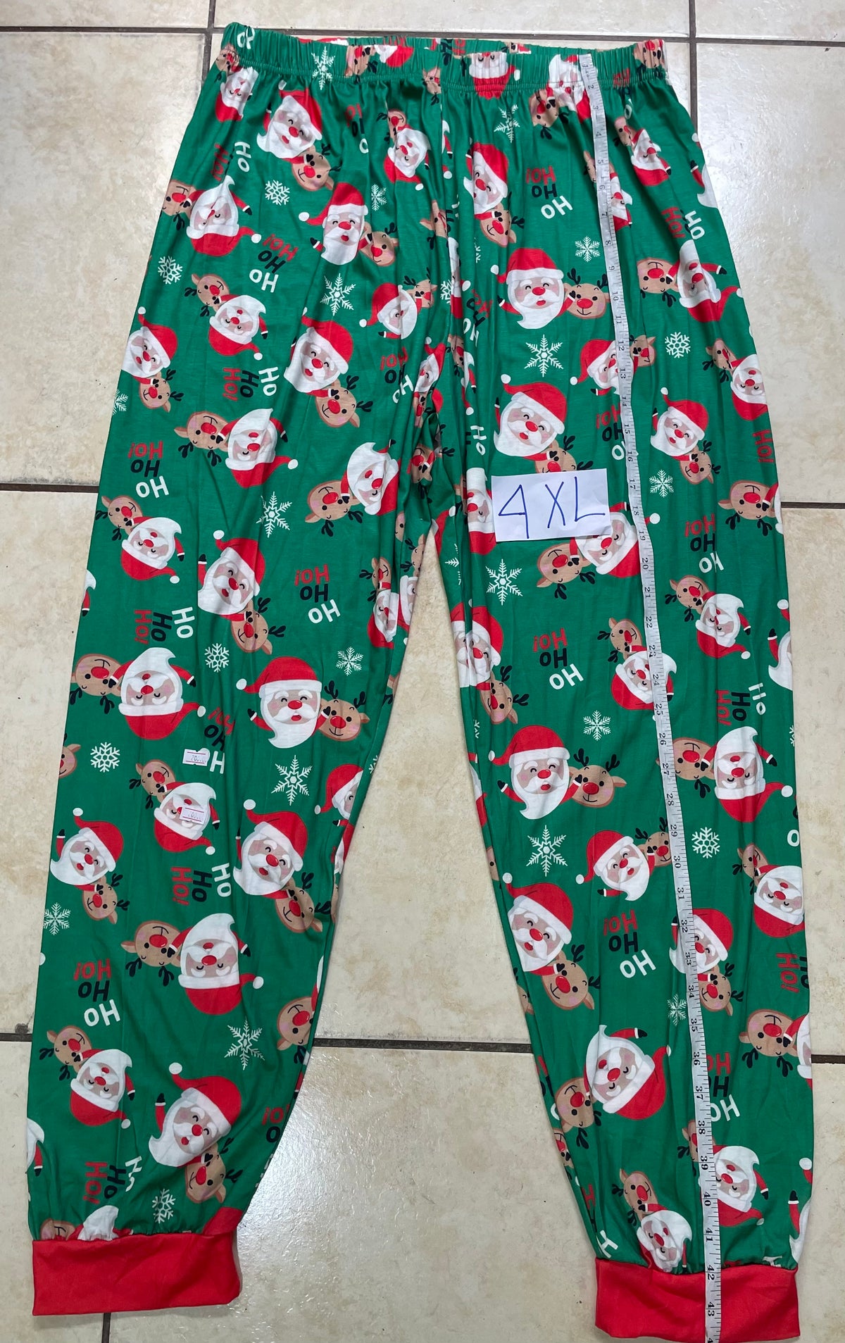 PIJAMA NAVIDEÑA VERDE “HO HO HO” CON SANTA Y RENO – AMALILI 2024