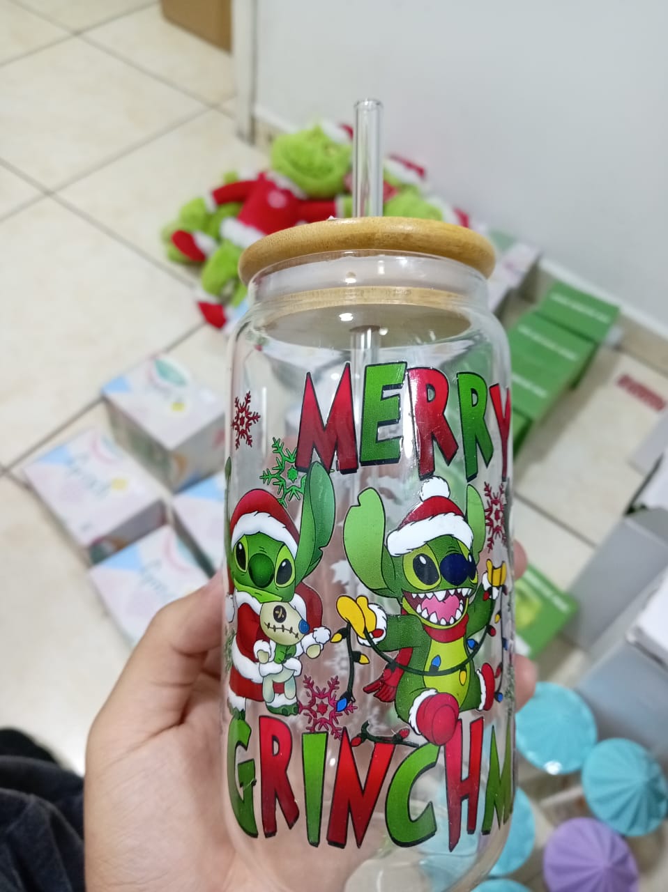 MERRY GRINCHMAS – VASO DE VIDRIO CON TAPA DE BAMBÚ Y POPOTE DE VIDRIO