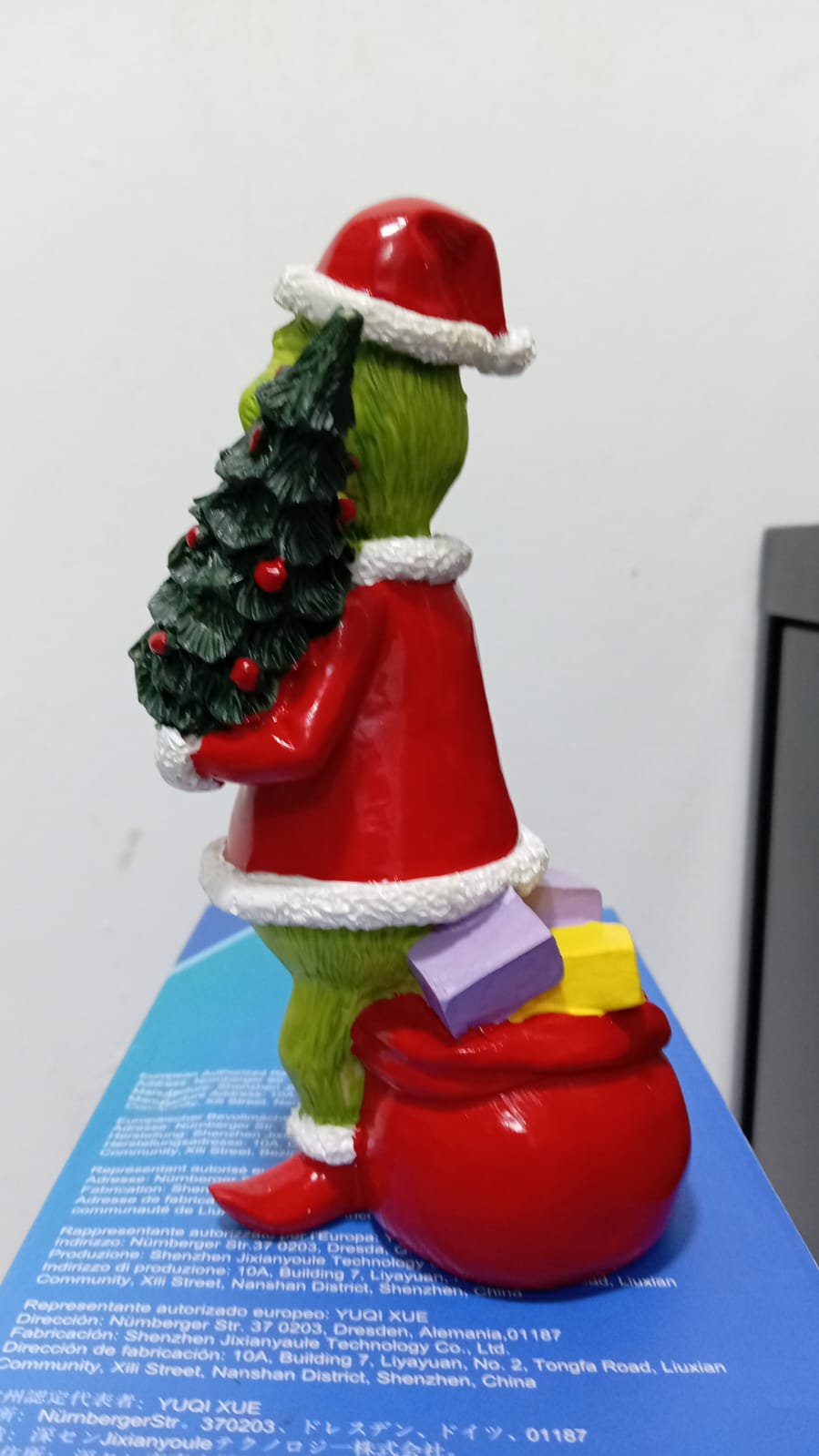 🎄 FIGURA DECORATIVA DEL GRINCH CON ÁRBOL Y REGALOS