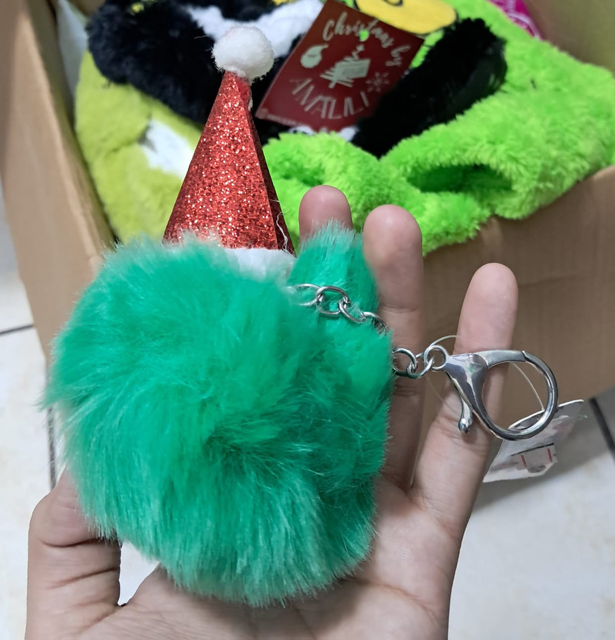 🎄 LLAVERO NAVIDEÑO VERDE CON GORRO ROJO