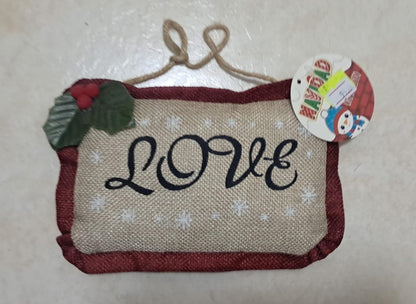 ADORNO NAVIDEÑO “LOVE” EN YUTE CON DETALLES DE HOJAS Y FRUTOS