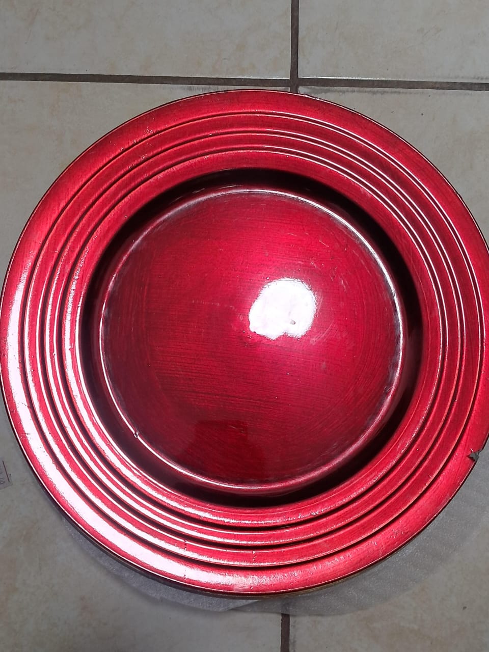 ✨ PLATOS BASE DECORATIVOS NAVIDEÑOS – METÁLICOS Y ROJO CLÁSICO
