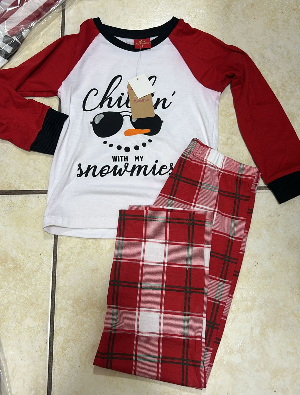 ❄️ PIJAMA NAVIDEÑA INFANTIL – “CHILLIN’ WITH MY SNOWMIES” – 2 AÑOS
