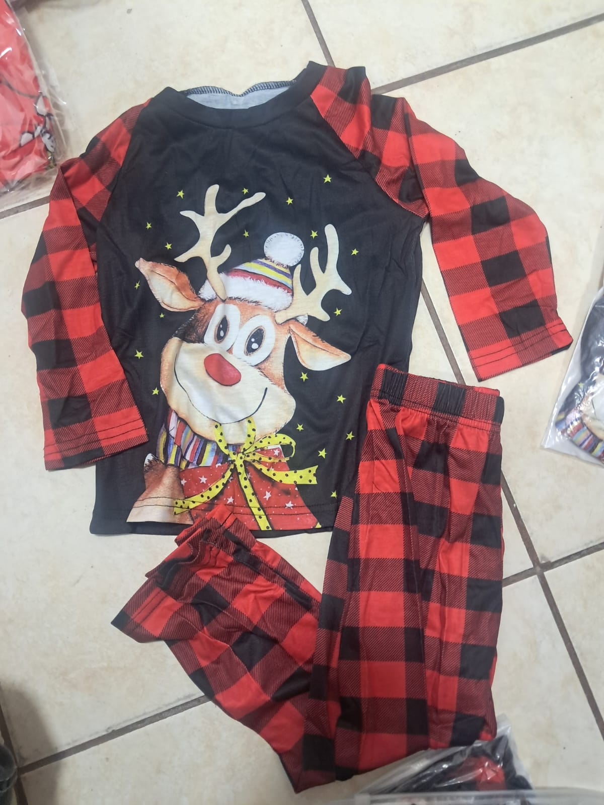 PIJAMAS FAMILIARES Y MAMELUCO NAVIDEÑO RENO ROJO Y NEGRO – AMALILI 2024
