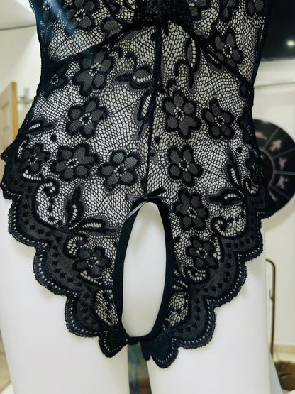 BODY DE ENCAJE NEGRO ABIERTO CON DETALLE DE CORAZÓN – LENCERÍA SENSUAL AJUSTABLE