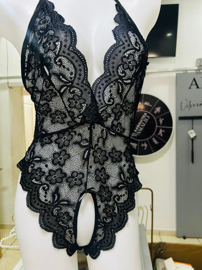 BODY DE ENCAJE NEGRO ABIERTO CON DETALLE DE CORAZÓN – LENCERÍA SENSUAL AJUSTABLE