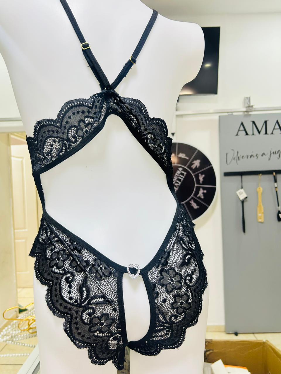 BODY DE ENCAJE NEGRO ABIERTO CON DETALLE DE CORAZÓN – LENCERÍA SENSUAL AJUSTABLE