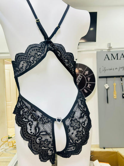 BODY DE ENCAJE NEGRO ABIERTO CON DETALLE DE CORAZÓN – LENCERÍA SENSUAL AJUSTABLE