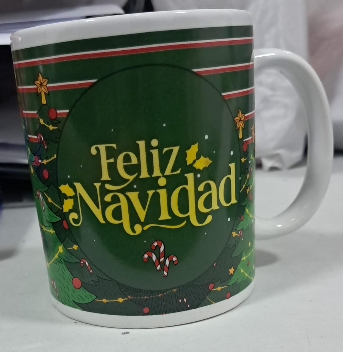 TAZA NAVIDEÑA “FELIZ NAVIDAD” VERDE CON ÁRBOL Y DETALLES FESTIVOS – SURTIDO 🎄