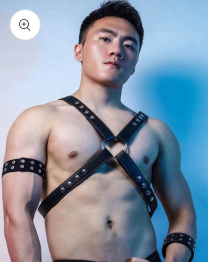ARNÉS BDSM MASCULINO DE CUERO CON AROS METÁLICOS AJUSTABLE