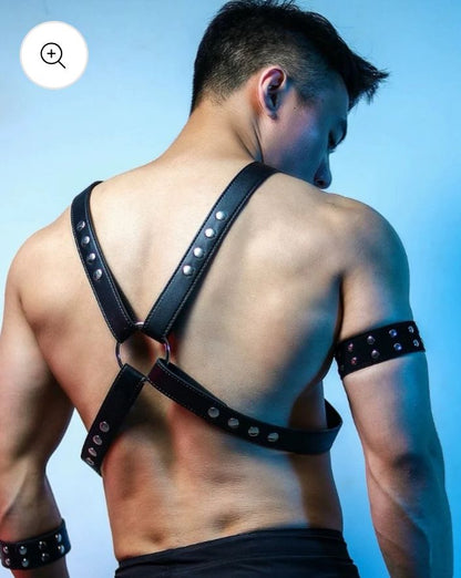 ARNÉS BDSM MASCULINO DE CUERO CON AROS METÁLICOS AJUSTABLE