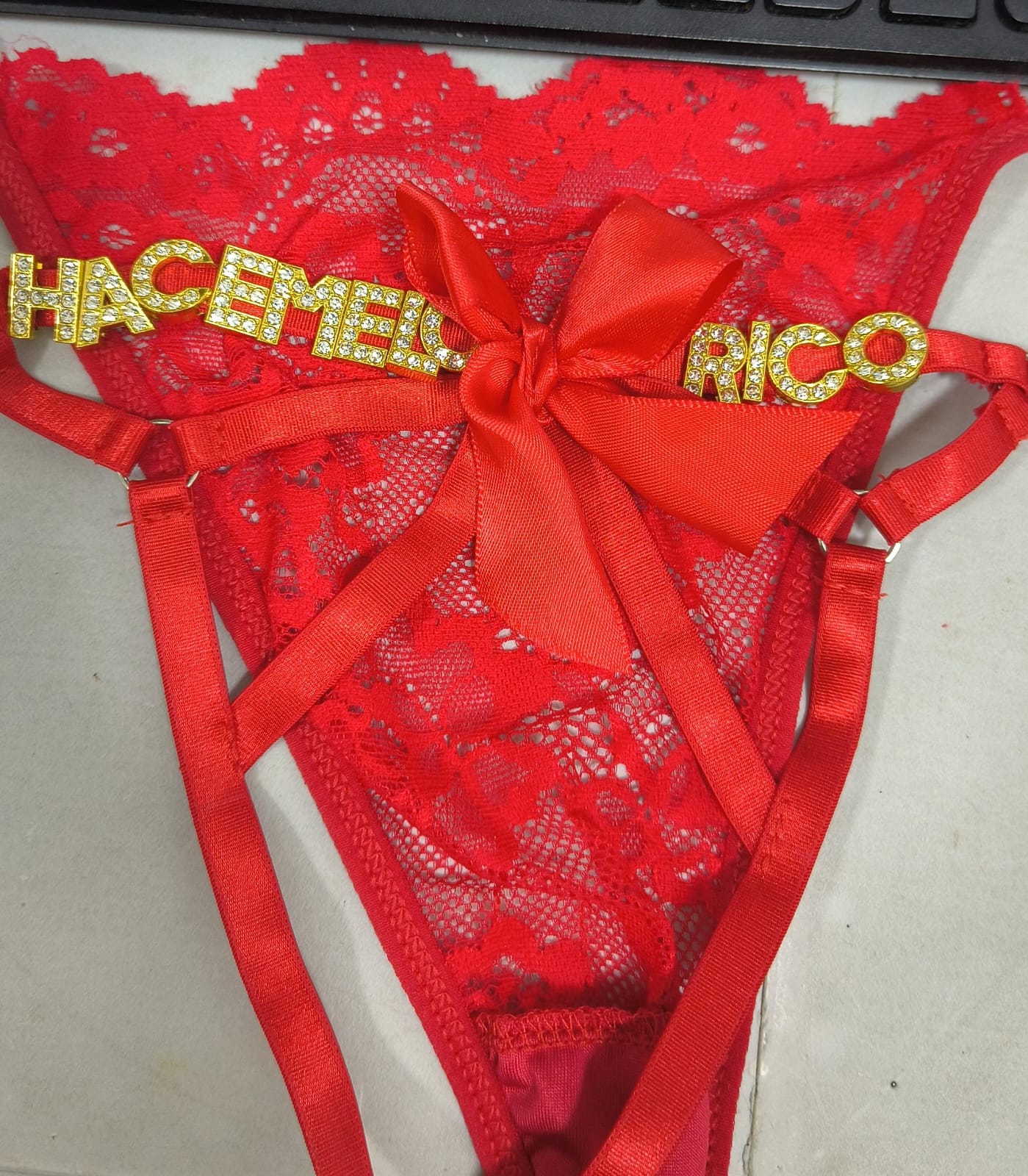 PANTY CON FRASE CALIENTE ABIERTO DEL TRASERO